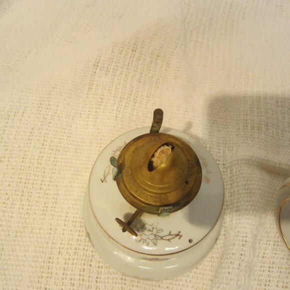 VTG 50'S MINIATURE SET OF PORCELAIN HURRICANE LAMPS W/FLORAL MOTIF - Picture 6 of 7